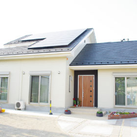 写真：太陽光発電と高気密・高断熱の新築の外観