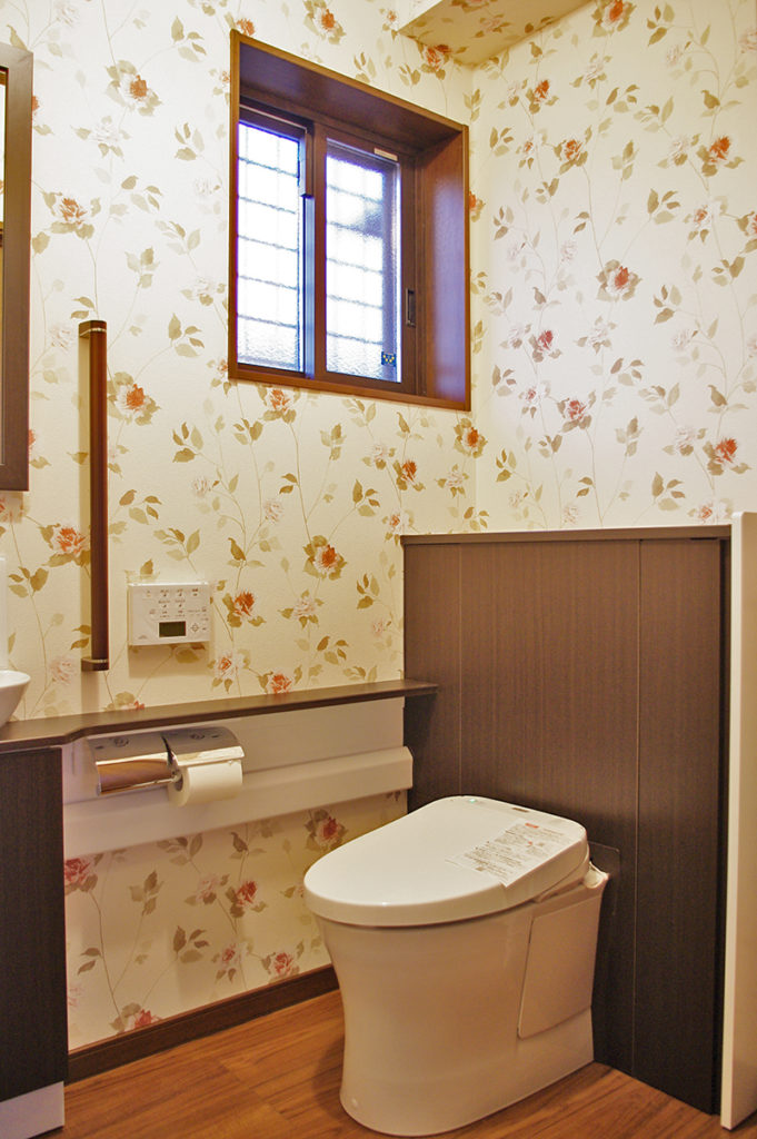 写真：オシャレなバラの壁紙のトイレ