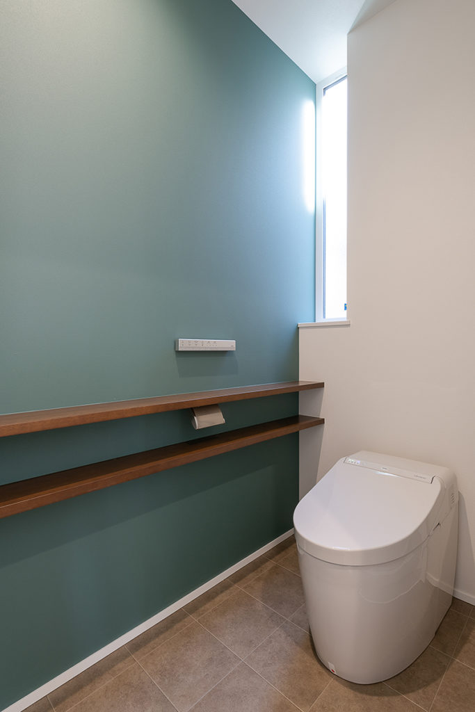 写真：タンクレスのスッキリとしたデザインのトイレ